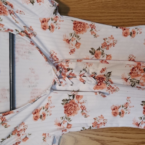 Beautiful floral top - Picture 3 of 3